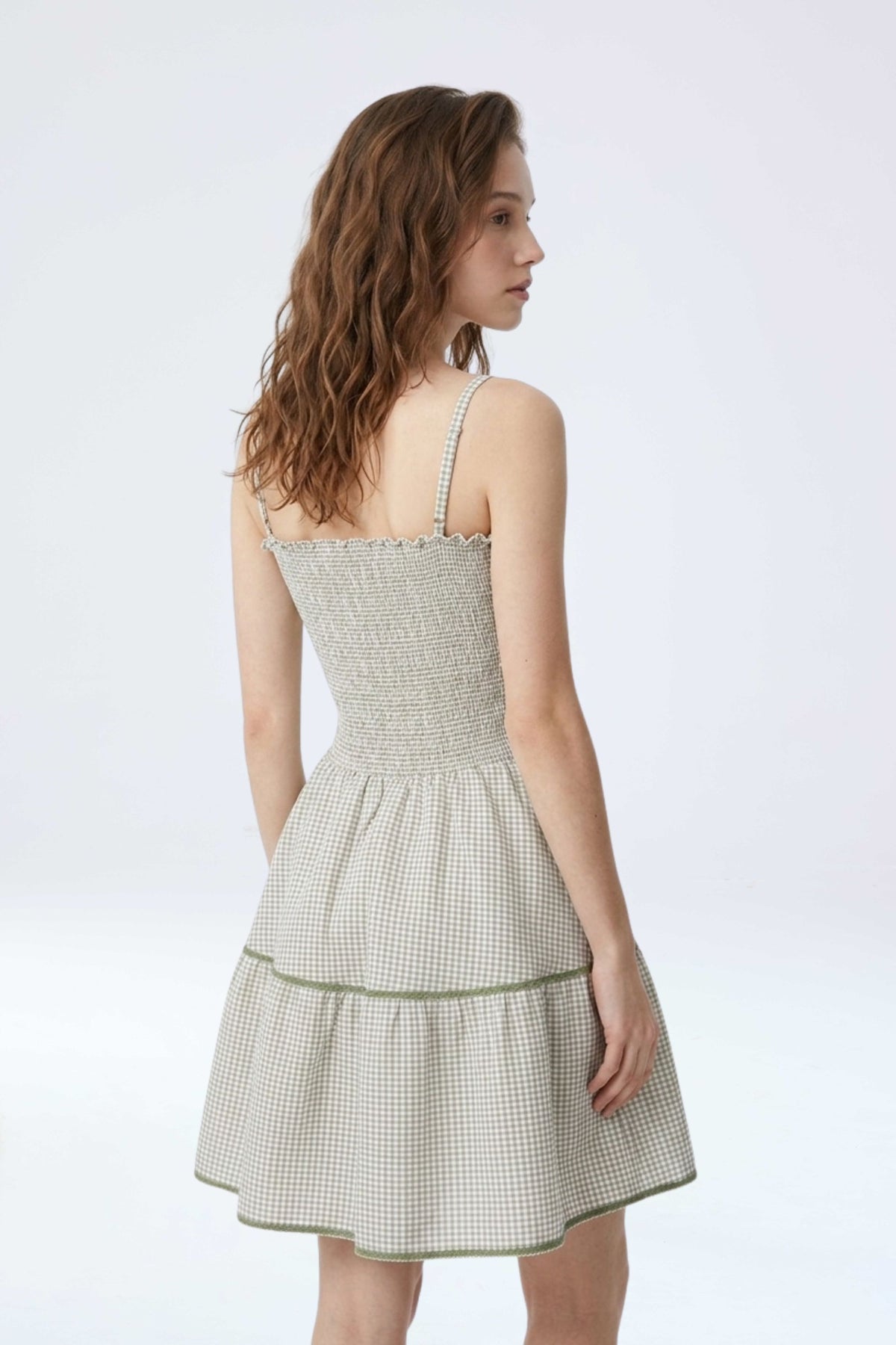 Vista posterior vestido corto vichy para mujer con tirantes finos y falda amplia