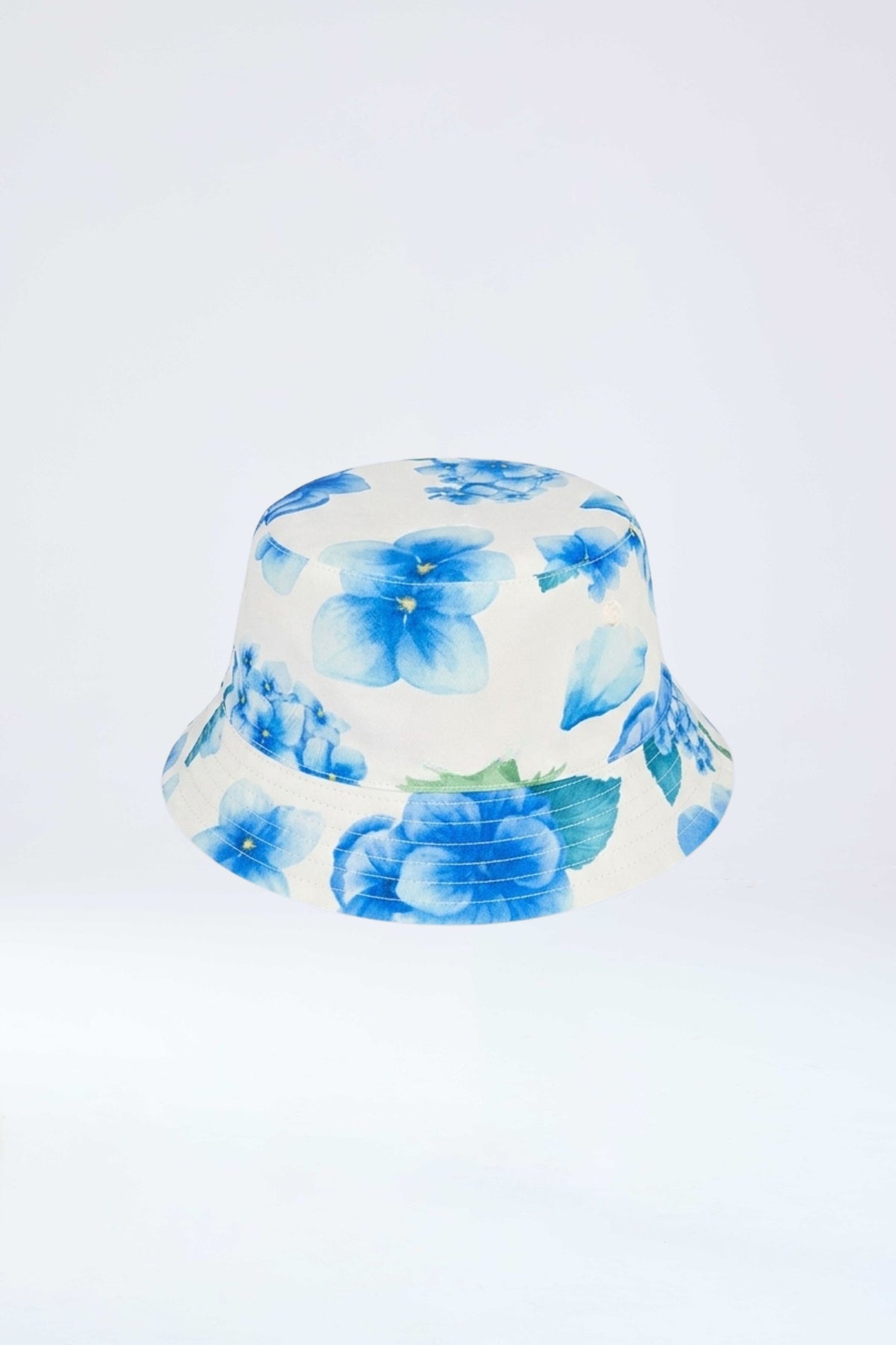 Gorro reversible con estampado floral de hortensias azules de la marca Sètelle.